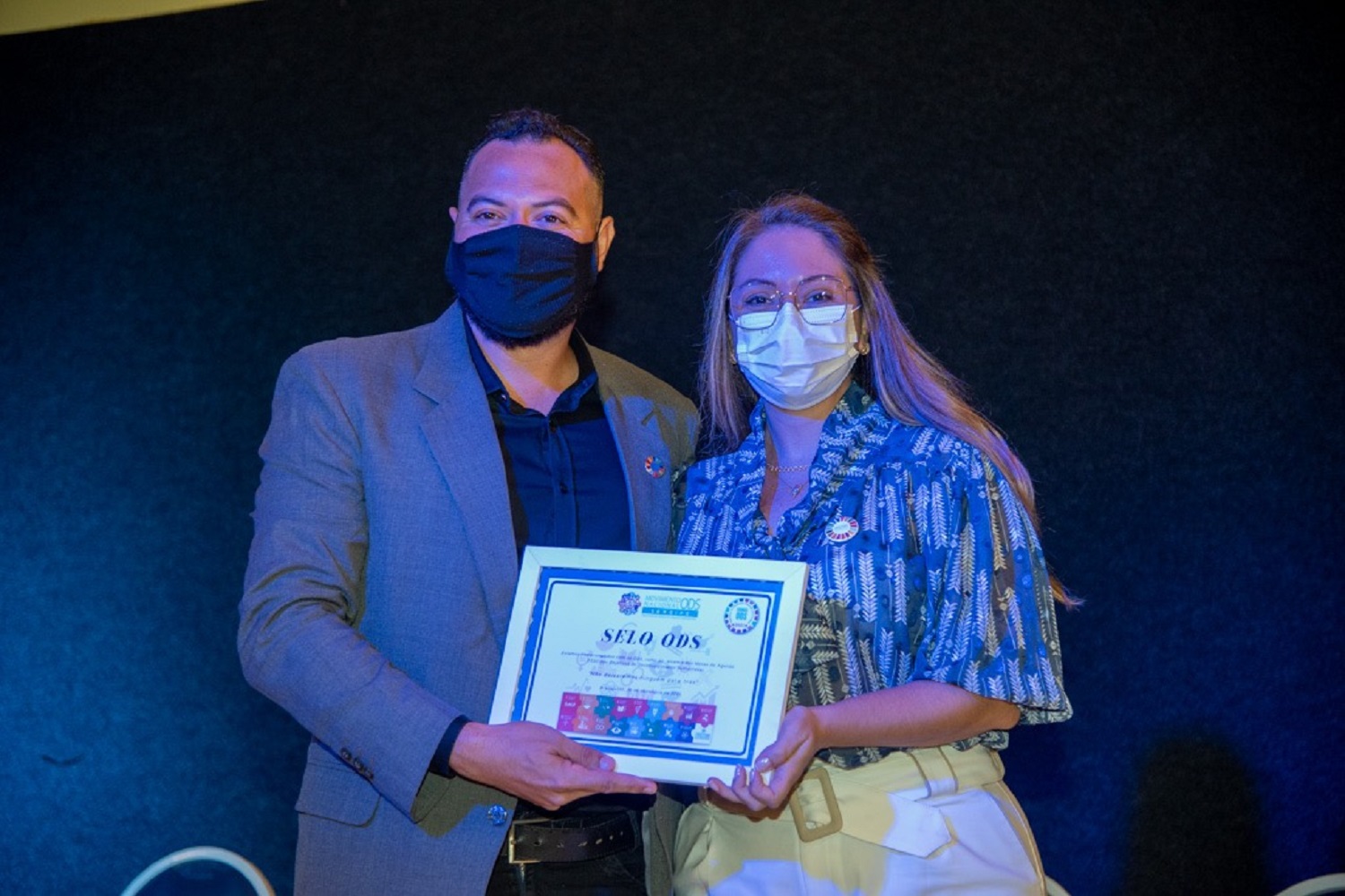 Prof, Dra. Karyna Batista Sposato, Coordenadora dos Observatórios Sociais, recebe o selo pela UFS.